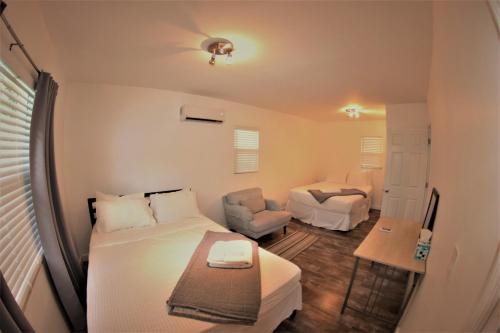una camera con letto, divano e sedia di Upper East Side Oasis a Miami