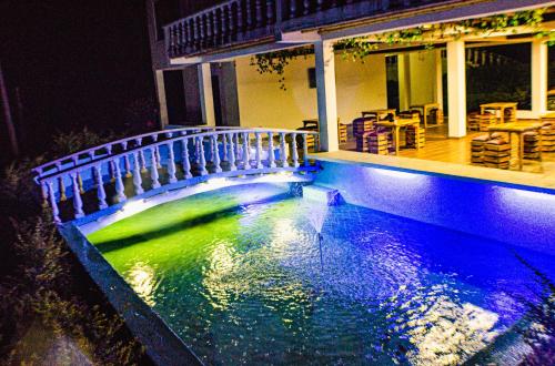 una piscina en medio de una casa por la noche en Esmeralda entre Montañas, en Ibagué