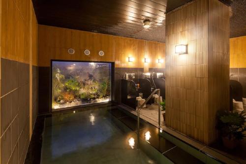 Hotel Route-Inn Higashihiroshima Saijo Ekimae tesisinde veya buraya yakın yüzme havuzu