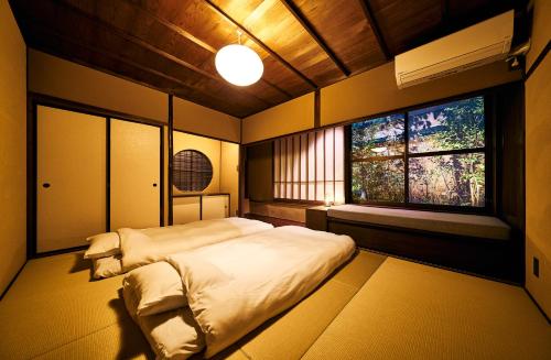 Postel nebo postele na pokoji v ubytování Sei Kiyomizu Monzentei