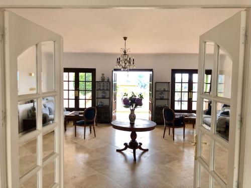 een kamer met een tafel en stoelen en een eetkamer bij Huge Golf and Spa Mansion 8 min from Puerto Banus in Estepona