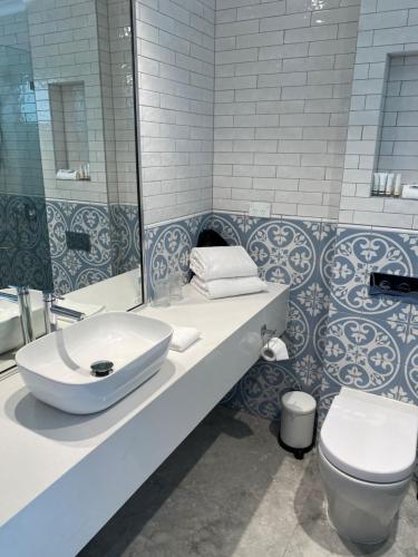 een badkamer met een wastafel en een toilet bij Comfort Inn Towradgi Beach in Wollongong