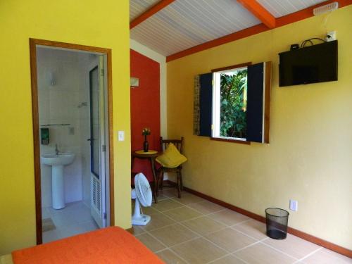 Habitación con baño con lavabo y aseo. en Bicho do Mato Suites en Barreira