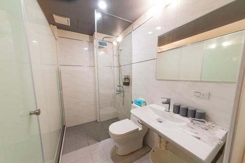 a bathroom with a toilet and a sink and a shower at Mu sun Villa 慕山休閒包棟民宿 宜蘭縣民宿2060號 in Dongshan