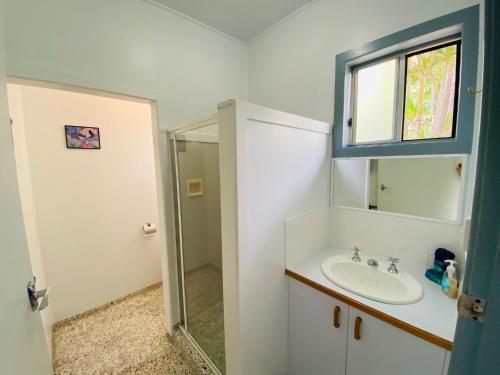 ein Bad mit einem Waschbecken und einem Spiegel in der Unterkunft Koala Lodge Unit 3 in Iluka