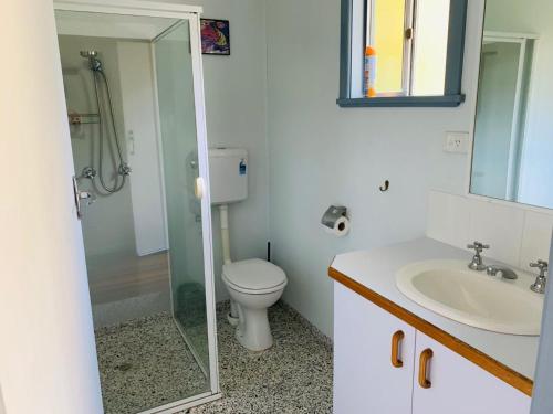 ein Bad mit einem WC und einem Waschbecken in der Unterkunft Koala Lodge Studio 1 in Iluka