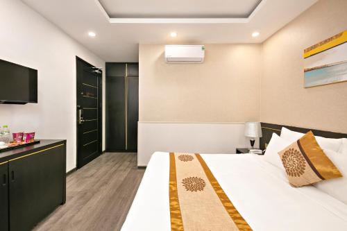 Giường trong phòng chung tại Hanami Hotel Danang