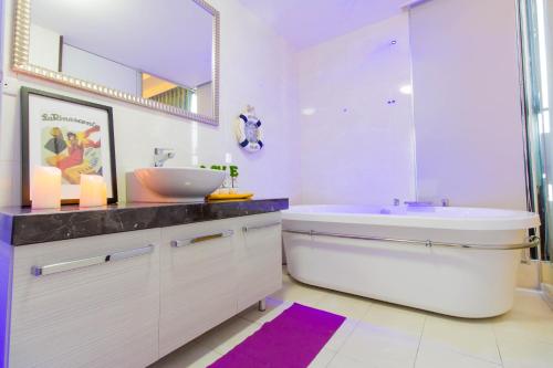 y baño blanco con lavabo, bañera y lavamanos. en 宜蘭F1包棟 villa en Wujie