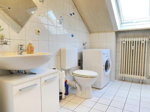 uma casa de banho com um WC, um lavatório e uma máquina de lavar roupa em SAD130 - Schöne Monteurwohnungen in Schwandorf em Schwandorf