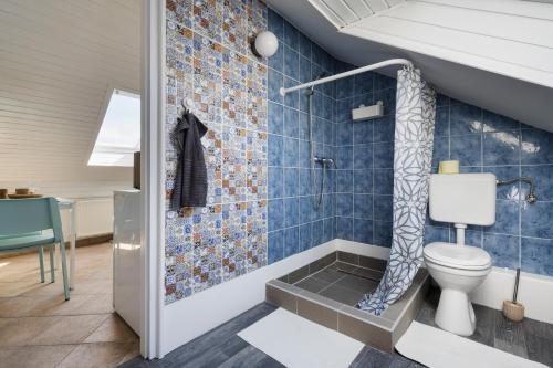 uma casa de banho com um WC e um chuveiro em Bella Ciao em Badacsonytomaj