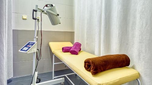 a hospital room with a table with towels on it at Kaja Medical & Spa in Świeradów-Zdrój