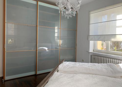a bedroom with a closet with a bed and a chandelier at Apartment am Festspielpark in Bayreuth