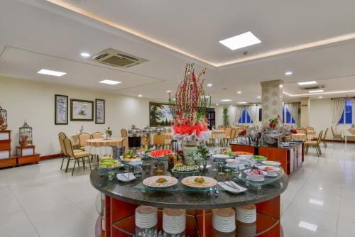 een feestzaal met een tafel vol eten bij Khách sạn Park Hotel Dalat in Da Lat