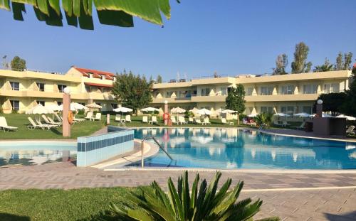 une grande piscine en face d'un hôtel dans l'établissement Amira Hotel Rhodes, à Rhodes