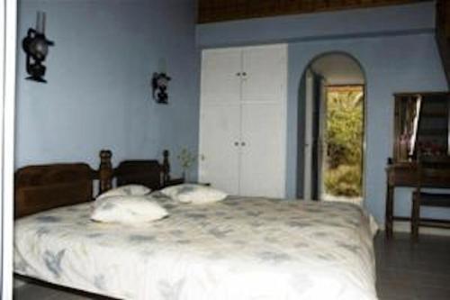 Una cama o camas en una habitación de Villa Eliza