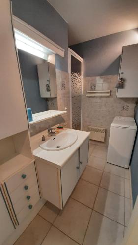 La petite salle de bains est pourvue d'un lavabo et de toilettes. dans l'établissement ATLANTIQUE Appartement Vue Mer 1 chambre 5 personnes, à Saint-Jean-de-Monts