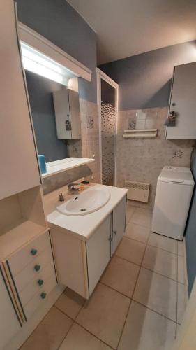 une petite salle de bain avec un lavabo et des toilettes dans l'établissement ATLANTIQUE Appartement Vue Mer 1 chambre 5 personnes, à Saint-Jean-de-Monts