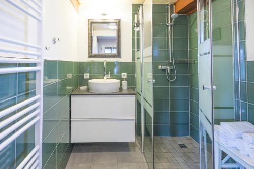 La salle de bains est pourvue d'un lavabo et d'une douche. dans l'établissement Schmucke Stuuv, à Rantrum