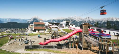 Herní místnost nebo prostor pro děti v ubytování Family Friendly Chalet - Central with Beautiful Mountain Views