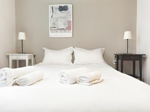 Postel nebo postele na pokoji v ubytování Artemis Apartment @ Plaka