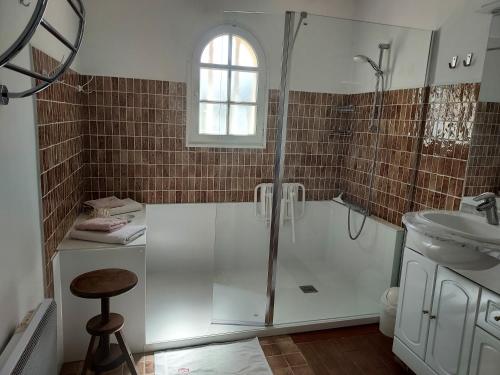 een badkamer met een douche en een wastafel bij Villa Le Sud in Les Issambres