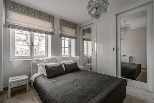 a bedroom with a large bed and a mirror at Hotel&SPA Dwór Droblin in Leśna Podlaska