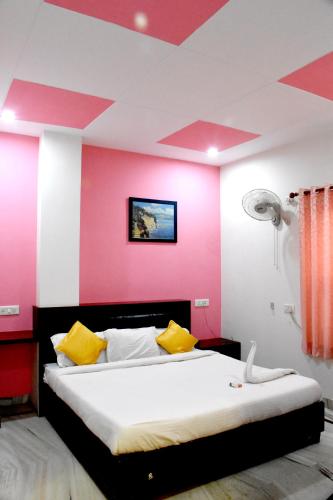 Postel nebo postele na pokoji v ubytování Hotel The Pride