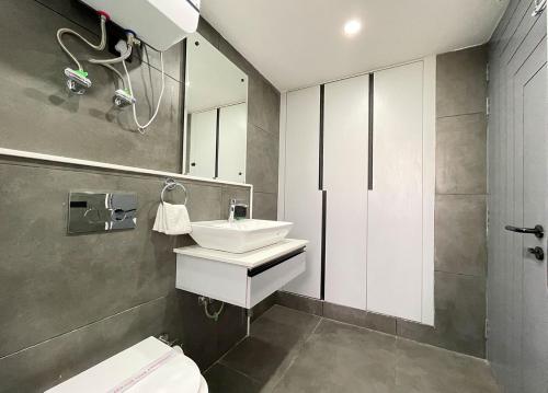 Bathroom sa BedChambers Serviced Apartments, MG ROAD