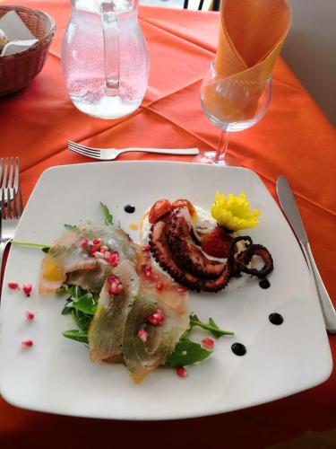 Makanan di atau berdekatan hotel