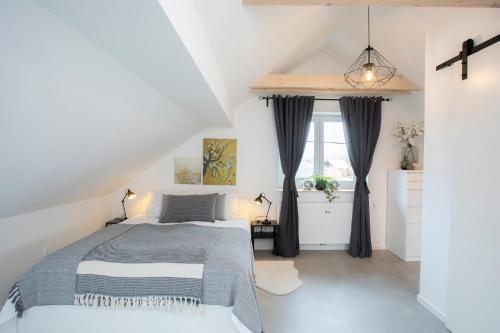 1 dormitorio con cama y ventana en House 24 Bled, en Bled