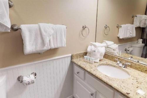 y baño con lavabo, espejo y toallas. en The Beach Club Resort and Spa V, en Gulf Highlands