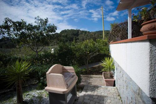 a bench sitting on the side of a house at Il Caubbio in Lacona