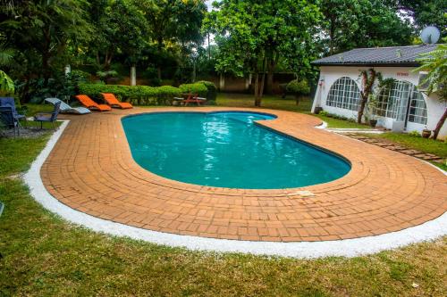 Piscina en o cerca de The Ad Lib Executive lodge