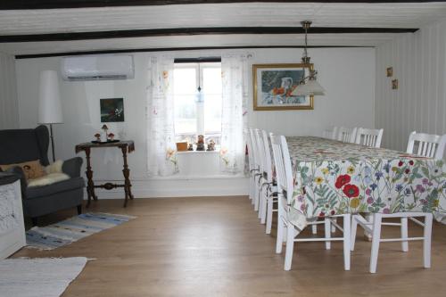 uma sala de jantar com uma mesa e cadeiras e uma janela em Kolmårdstorpet Blomsätter em Kolmården