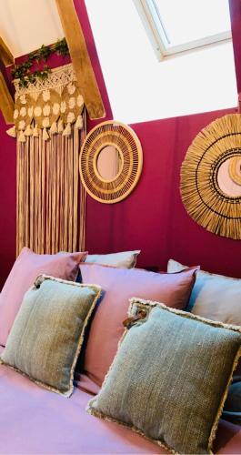 une chambre avec un lit avec des oreillers dessus dans l'établissement Sous les étoiles au bois d’embesse, à Thalamy