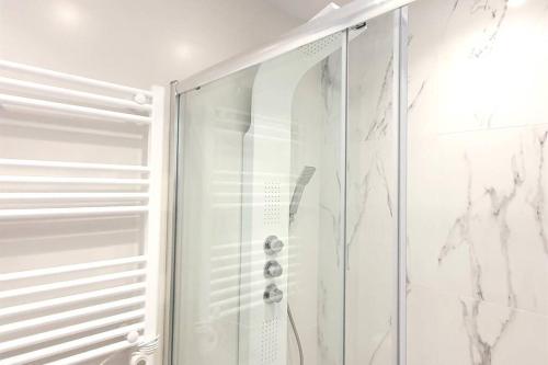 y baño con ducha y puerta de cristal. en SKOL 645. Exclusive Three Bedrooms Apartment with Sea Views, en Marbella