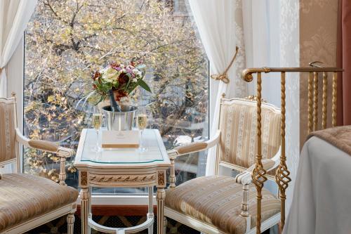 a room with a table with a vase of flowers at Hotel Continental Palacete in Barcelona