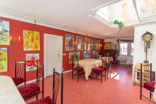 a dining room with a table and chairs at Hotel Im Schwedischen Hof in Binz