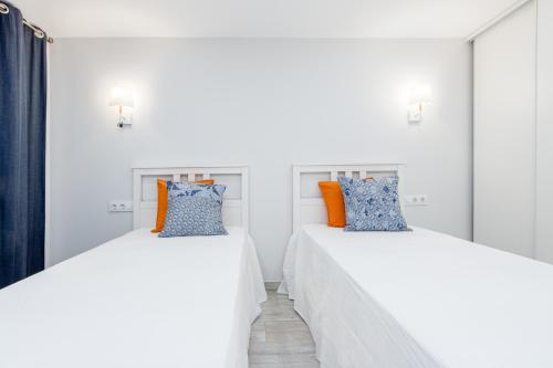 Posteľ alebo postele v izbe v ubytovaní CENTRAL APARTMENT 2A 50m BEACH