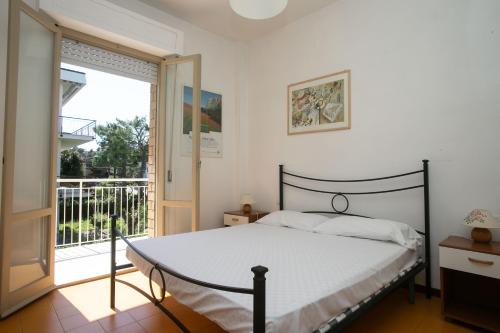 Ένα ή περισσότερα κρεβάτια σε δωμάτιο στο M027 - Marcelli, trilocale con terrazzo a 150 metri dal mare