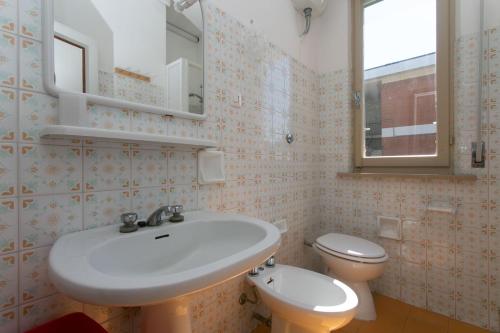 Ένα μπάνιο στο M027 - Marcelli, trilocale con terrazzo a 150 metri dal mare