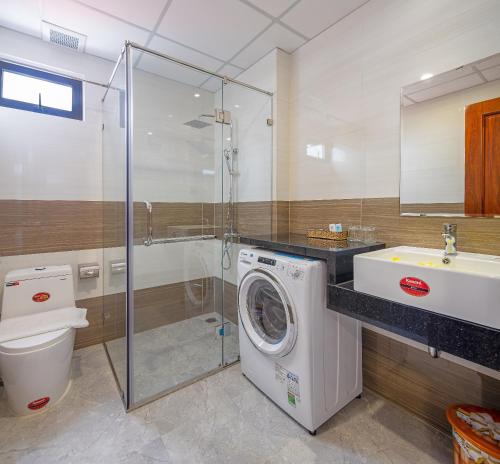 ein Badezimmer mit einer Waschmaschine und einem Waschbecken in der Unterkunft 7 Seven Sea Villa in Đà Nẵng