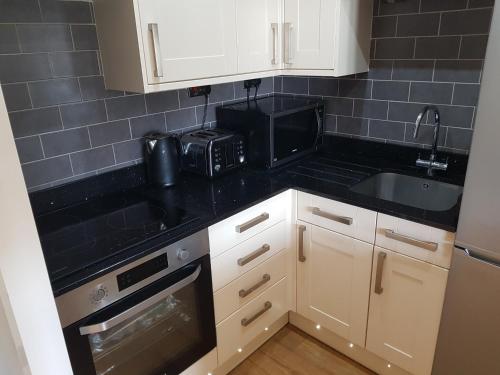 Dapur atau dapur kecil di Bowness On Windermere, Lovely Apartment for 4 With Parking