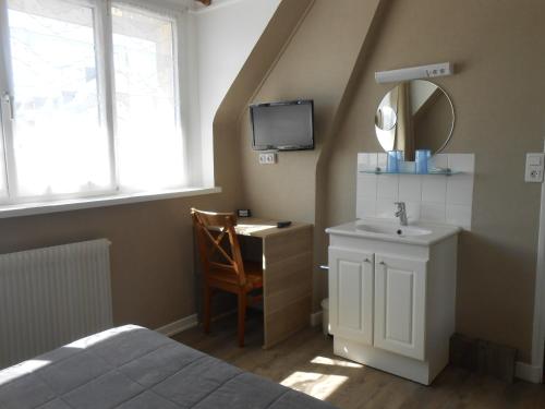 A kitchen or kitchenette at Hotel & Restaurant Hanoï Station