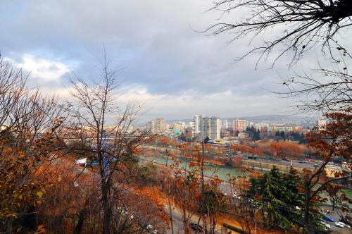- une vue sur une ville avec une rivière et des bâtiments dans l'établissement Craftsman's Home, à Tbilissi