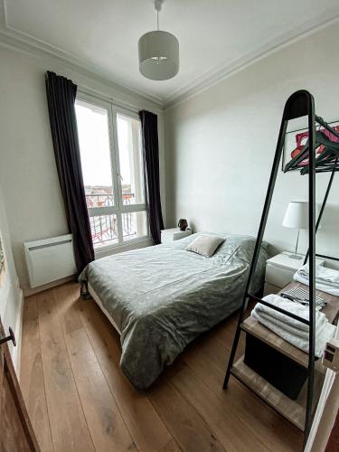 une chambre avec un lit superposé et une fenêtre dans l'établissement Plein cœur de Wimereux, plage à 200m !, à Wimereux