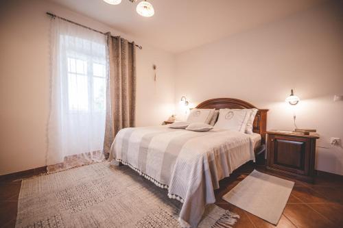 - une chambre blanche avec un lit et une fenêtre dans l'établissement Village Villa „ M „, à Malinska