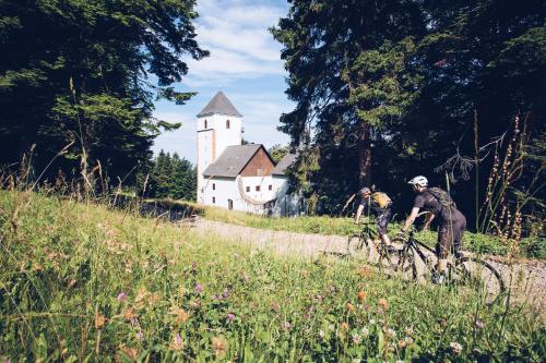 Ciclismo en Pohorje Village Wellbeing Resort - Wellness & Spa Hotel Bolfenk o alrededores