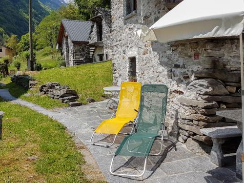 eine Gruppe Stühle und ein Tisch auf einer Terrasse in der Unterkunft Holiday Home Maria by Interhome in Brione