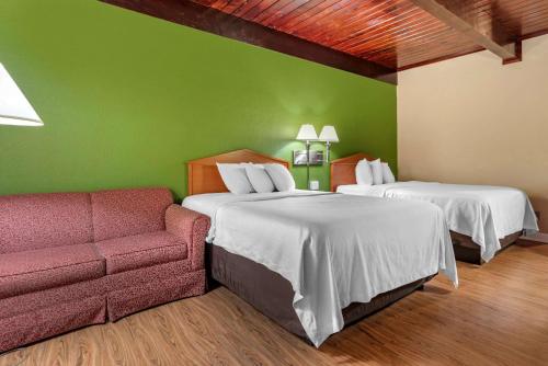Habitación de hotel con 2 camas y sofá en Econo Lodge, en Tallahassee